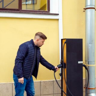 Est-ce que l'installateur propose également des services de maintenance pour les bornes de recharge ?