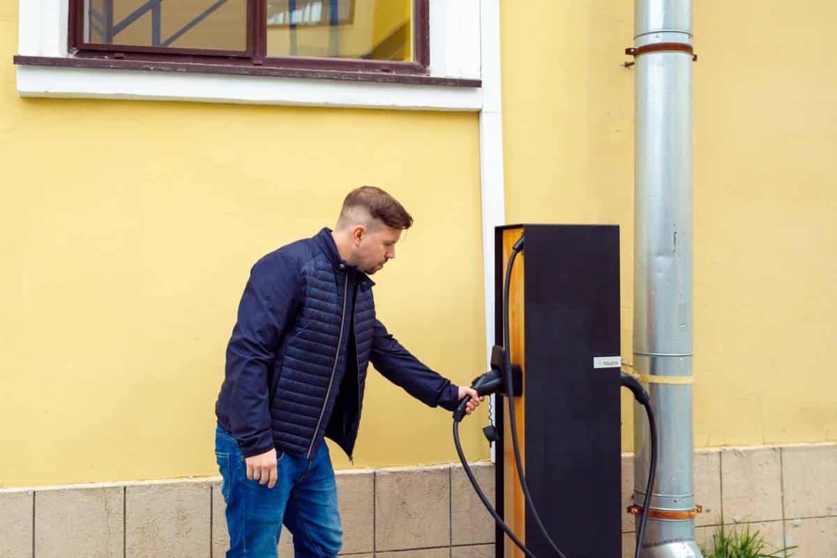 Est-ce que l'installateur propose également des services de maintenance pour les bornes de recharge ?