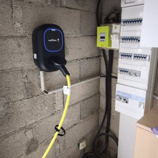 Borne de recharge murale wallbox dans un garage