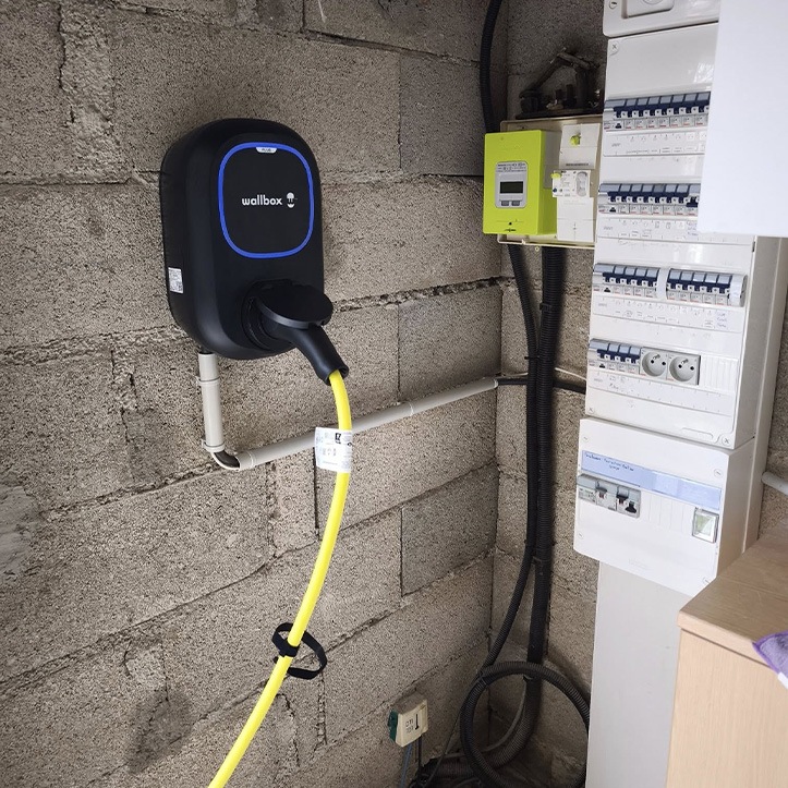 Borne de recharge murale wallbox dans un garage